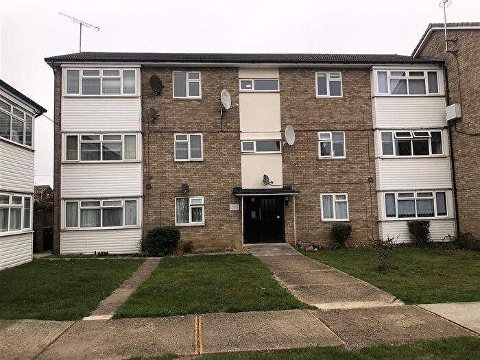 2 Bedroom Flat For Sale In Essex Close, Rayleigh, SS6