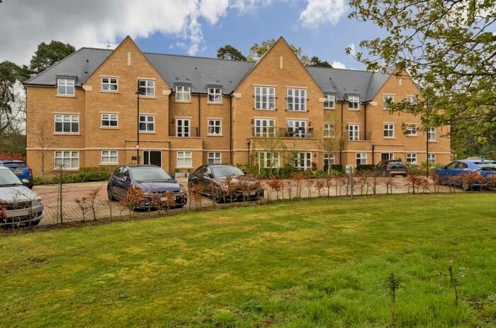 2 Bedroom Flat To Rent In Queenswood Crescent, Englefield Green, Egham, TW20