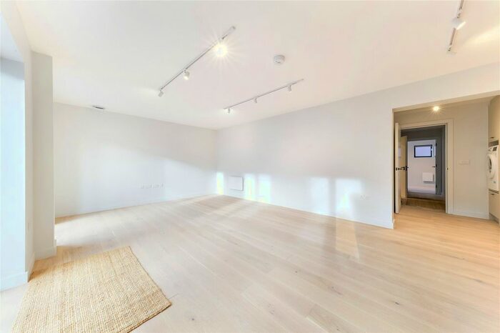 2 Bedroom Flat To Rent In Marischal Road, London, SE13