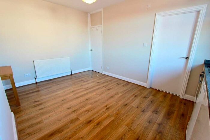 3 Bedroom Flat To Rent In Russell Lane, London, N20