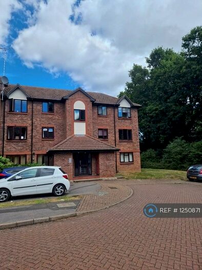 1 Bedroom Flat To Rent In Littlebrook Avenue, Slough, SL2
