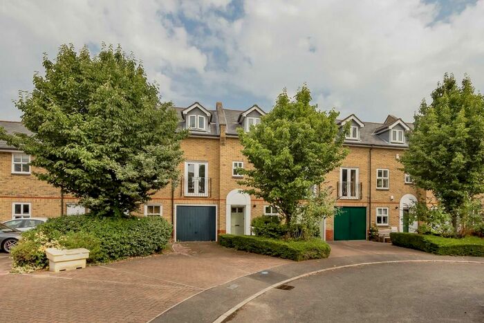 2 Bedroom Property To Rent In Alfred Close, London, W4