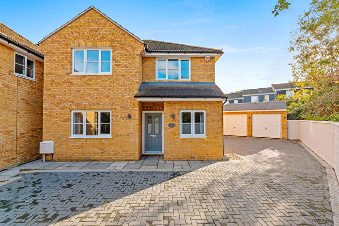 4 Bedroom Detached House For Sale In The Warren, The Green, Croydon, CR0