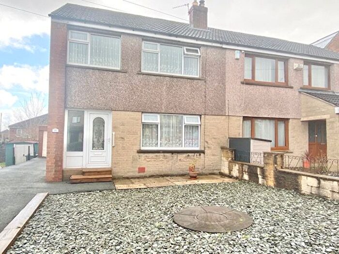 3 Bedroom Property To Rent In Cowrakes Road, Huddersfield, HD3