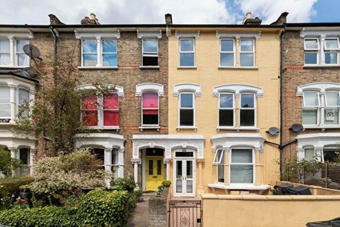 3 Bedroom Flat To Rent In Connaught Road, London, N4