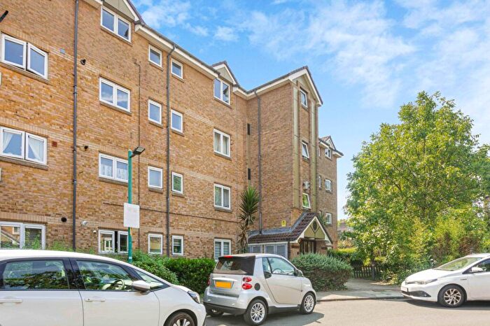 2 Bedroom Flat To Rent In Essex Court, Station Road, SW13