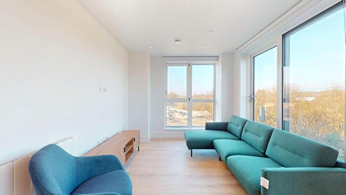 2 Bedroom Flat To Rent In Beverley Way, New Malden, SW20