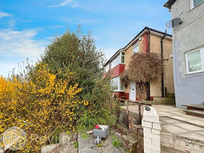 3 Bedroom Semi-Detached House For Sale In Bentley Avenue, Middleton, M24