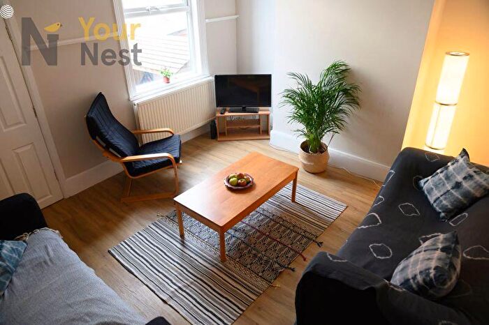 4 Bedroom Terraced House To Rent In Broomfield Terrace. Headingley, Leeds, LS6