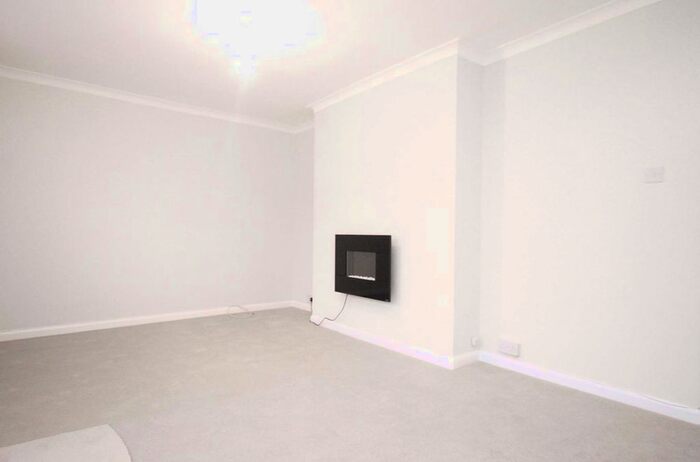 2 Bedroom Flat To Rent In North Side Wandsworth Common, London, SW18