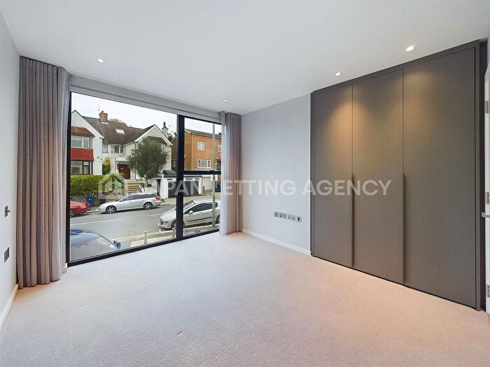 5 Bedroom Semi-Detached House To Rent In The Vale, London, NW11