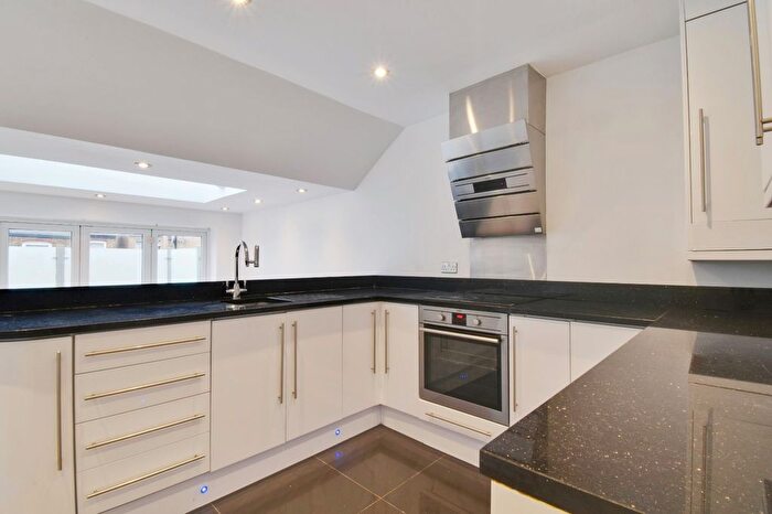 2 Bedroom Flat To Rent In Smith Street, Watford, Hertfordshire, WD18