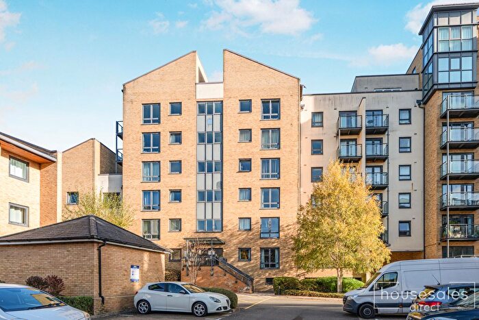 1 Bedroom Flat For Sale In Ashton Court, Woking, GU21
