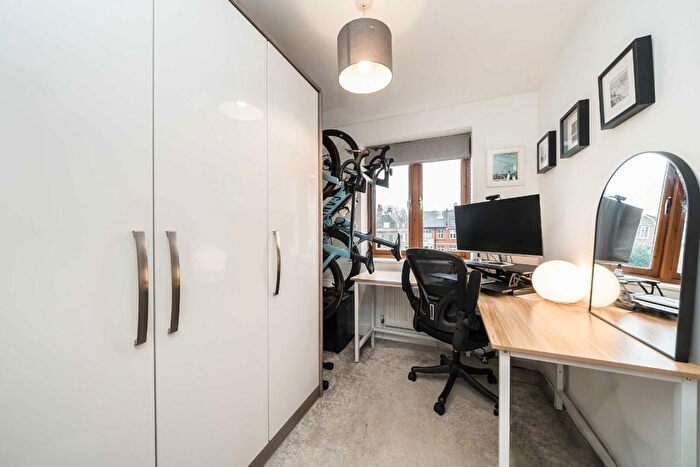 2 Bedroom Flat For Sale In East Hill, London, SW18