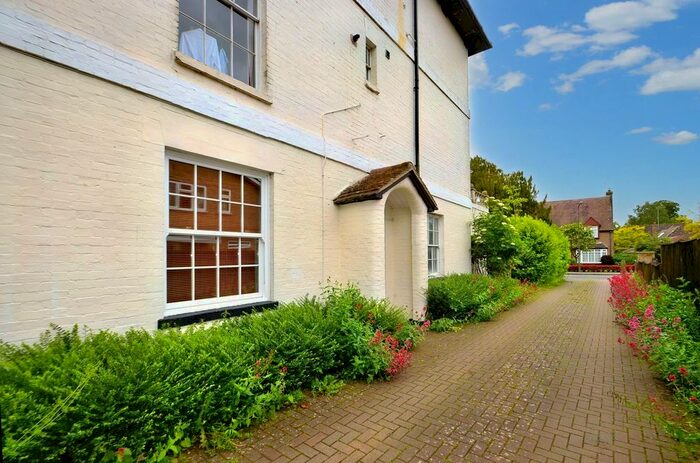 1 Bedroom Flat To Rent In Park Road, Hanslope, MK19