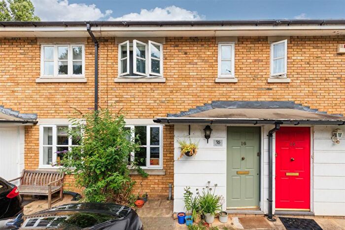 2 Bedroom Property For Sale In Royal Close, Stoke Newington, N16