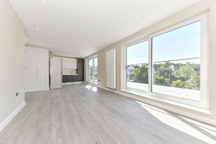 2 Bedroom Apartment To Rent In The Ridgeway, Golders Green, NW11