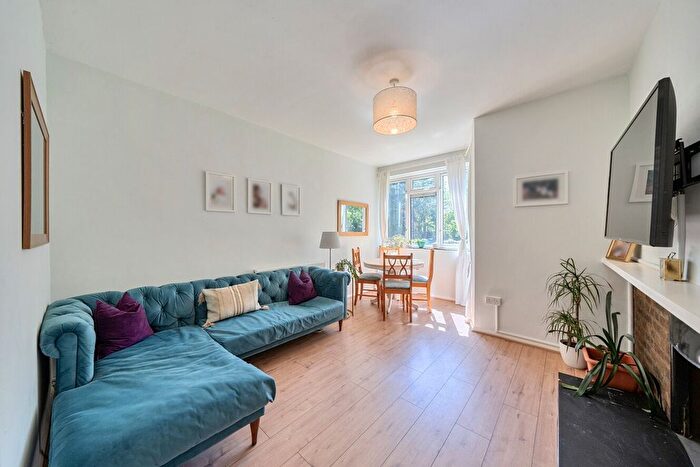 3 Bedroom Maisonette For Sale In Windlesham Grove, Southfields, London, SW19
