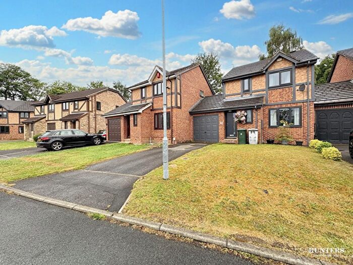 3 Bedroom Link Detached House For Sale In Aspen Grove, Dewsbury, WF13