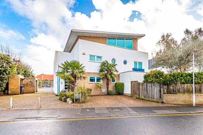 2 Bedroom Flat For Sale In Salterns Way, Poole, BH14