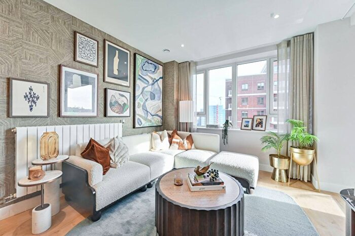 3 Bedroom Flat For Sale In Lombard Square, Plumstead, SE28