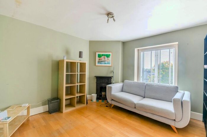 2 Bedroom Flat To Rent In Thornton Avenue, Telford Park, London, SW2
