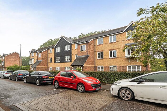 1 Bedroom Flat For Sale In Donald Woods Gardens, Surbiton, KT5