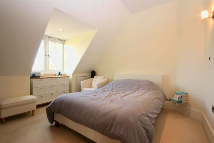 1 Bedroom Flat To Rent In Sheen Gate Gardens, East Sheen, SW14