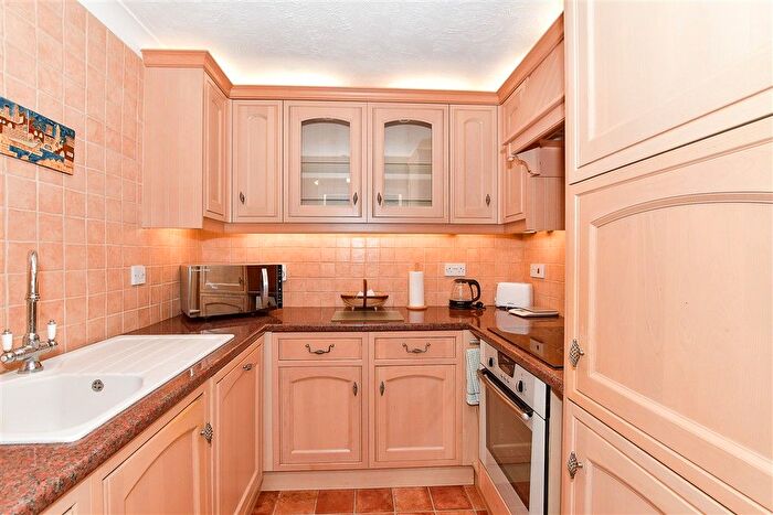 2 Bedroom Flat For Sale In Woodbury Lane, Tenterden, Kent, TN30