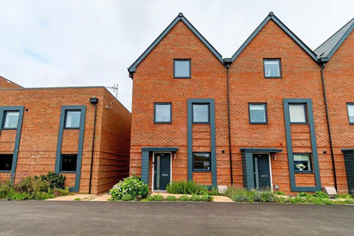 3 Bedroom Semi-Detached House To Rent In Whiteley Way, SO30