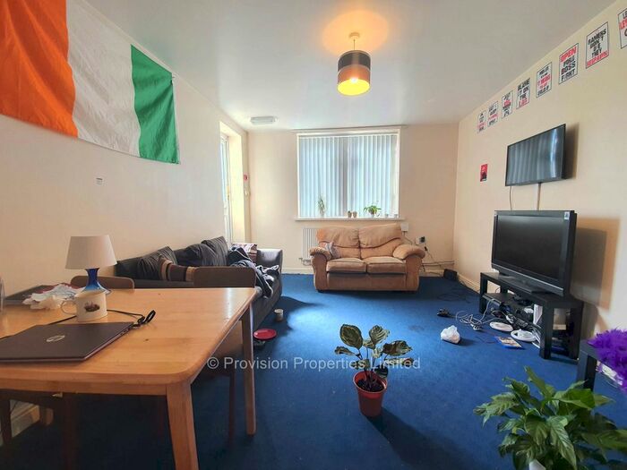 2 Bedroom Flat To Rent In Cardigan Road, Hyde Park, Leeds, LS6