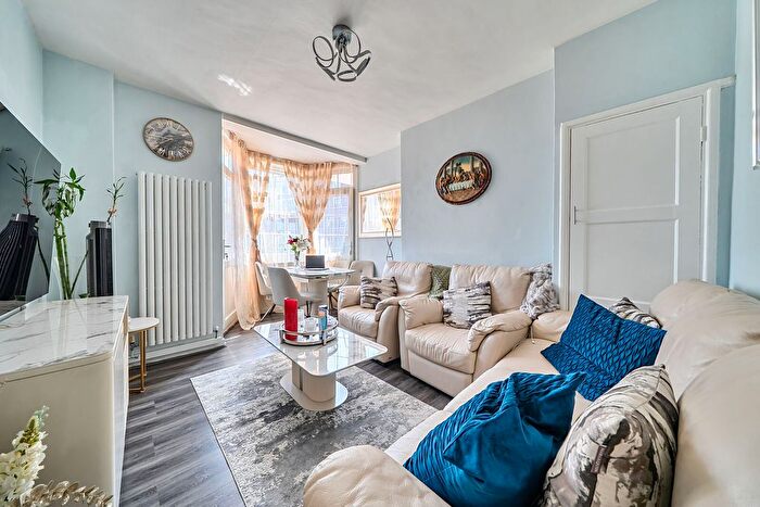 1 Bedroom Flat For Sale In Becklow Gardens, Shepherd's Bush, London, W12