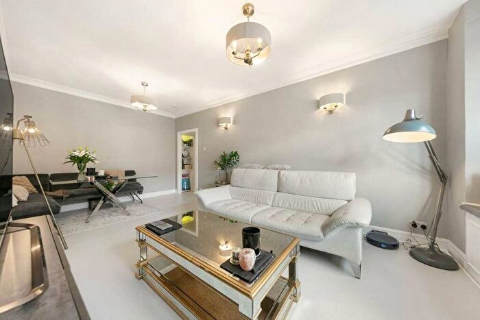 2 Bedroom Flat To Rent In Parkview Court, Fulham, London, SW6