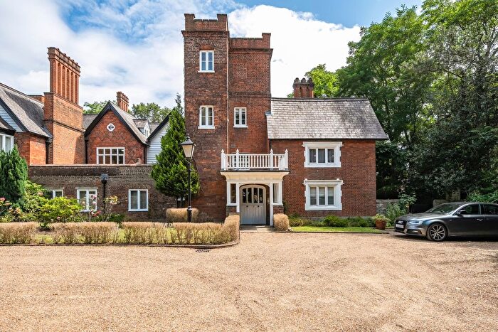 3 Bedroom Flat To Rent In Devey Close, Kingston Upon Thames, KT2