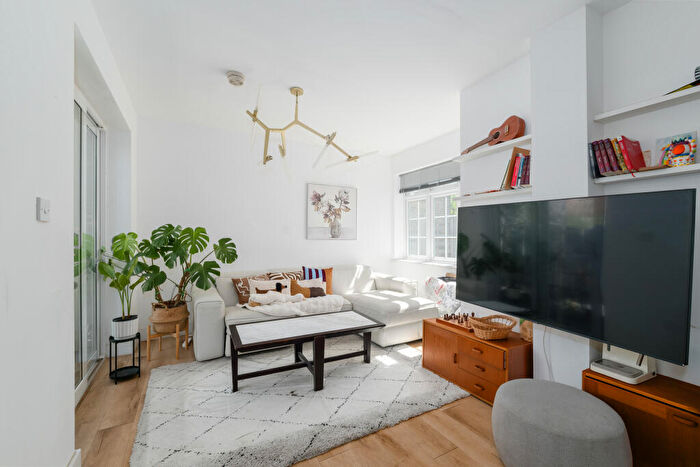 3 Bedroom End Of Terrace House For Sale In Manchester Road, London, E14