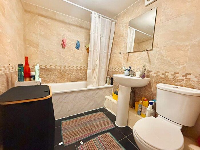 2 Bedroom Flat For Sale In Milliners Way, Luton, LU3