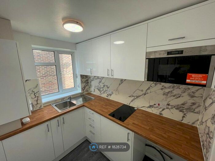 1 Bedroom Flat To Rent In Castle Court, Southampton, SO18