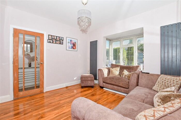 1 Bedroom Maisonette For Sale In Southfields Road, West Kingsdown, Sevenoaks, Kent, TN15