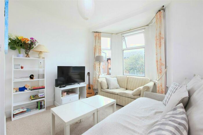 3 Bedroom Flat To Rent In Chivalry Road, Battersea, London, SW11