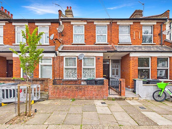 2 Bedroom Property For Sale In Cissbury Road, London, N15