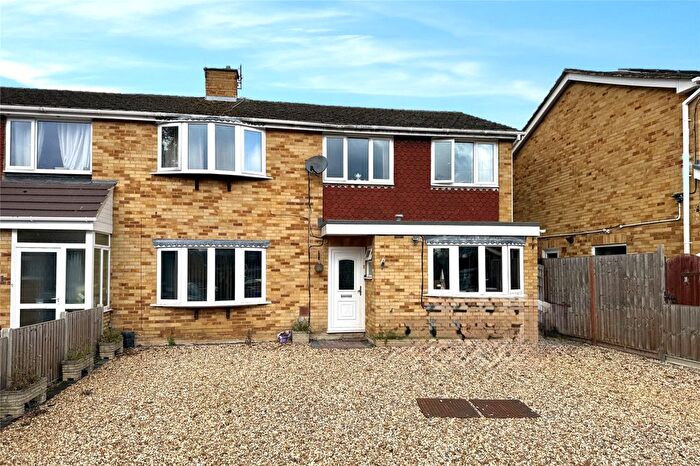 4 Bedroom Semi Detached House For Sale In Tay Close, Farnborough, Hampshire, GU14