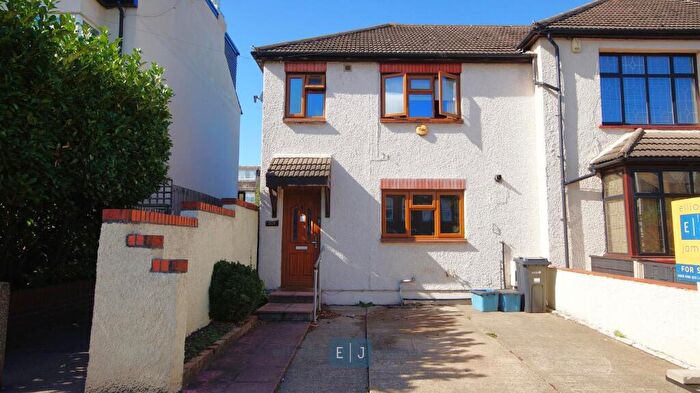 3 Bedroom End Of Terrace House For Sale In Buckingham Road, London, E18