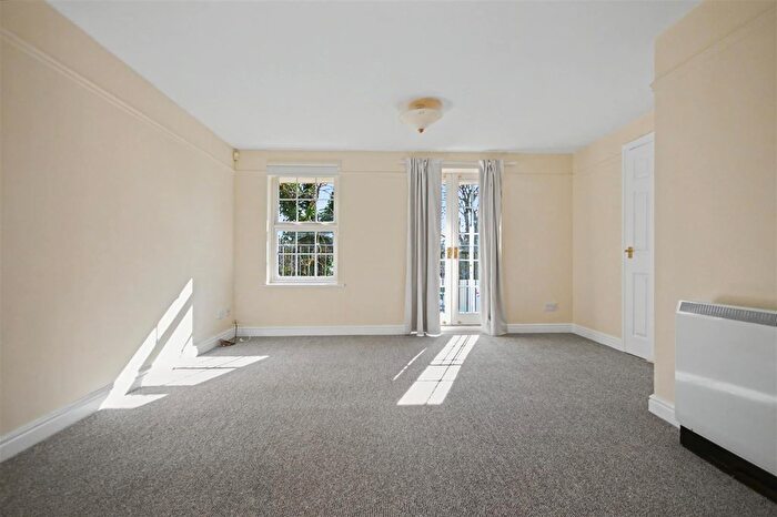 2 Bedroom Flat To Rent In Scholars Court, Derngate, NN1