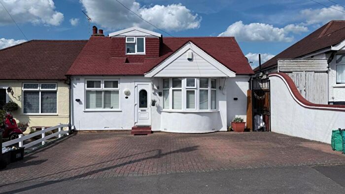 4 Bedroom House To Rent In Cottesmore Avenue, Ilford, IG5