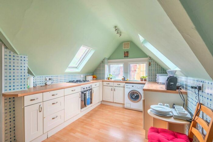 2 Bedroom Flat To Rent In Marchwood Crescent, Ealing, London, W5