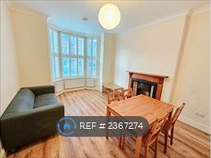2 Bedroom Flat To Rent In Gleneagle Road, London, SW16