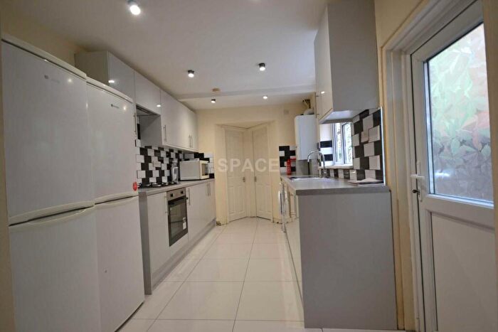 6 Bedroom Terraced House To Rent In Grange Avenue, Reading, Berkshire, RG6