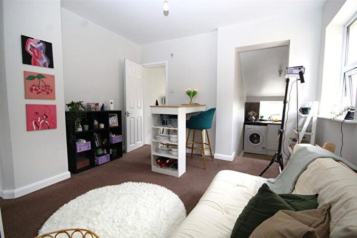 1 Bedroom Flat To Rent In Totteridge Road, High Wycombe, HP13