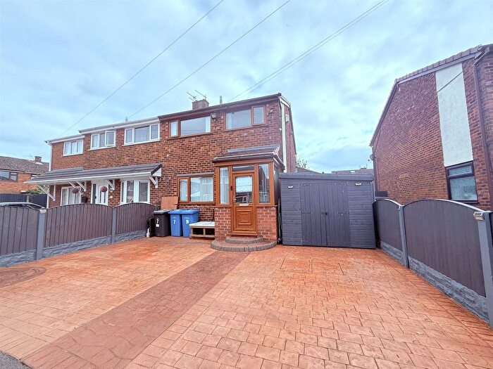 3 Bedroom Semi-Detached House For Sale In Shaftesbury Way, Burtonwood, Warrington, WA5