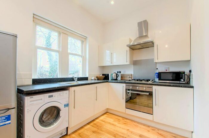 3 Bedroom Flat To Rent In Stockwell Park Road, Brixton, London, SW9